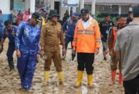 Wali Kota Padang Fadly Amran bersama jajaran Disdikbud Padang meninjau SMPN 41 Padang, Selasa (4/8/2026). (Foto: Pemko Padang) 
