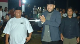 Wali Kota Padang Fadly Amran saat menghadiri malam puncak peringatan HUT ke-81 Kemerdekaan RI yang digelar warga Jalan Jawa Gadut RT 01 RW 03, Kelurahan Limau Manis, Kecamatan Pauh, Sabtu (22/8/2026) malam. (Foto: Pemko Padang)