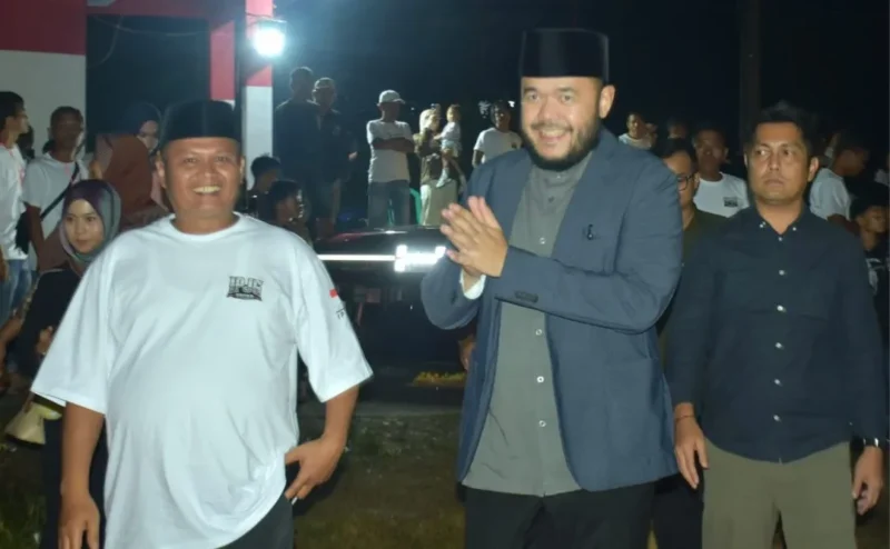 Wali Kota Padang Fadly Amran saat menghadiri malam puncak peringatan HUT ke-81 Kemerdekaan RI yang digelar warga Jalan Jawa Gadut RT 01 RW 03, Kelurahan Limau Manis, Kecamatan Pauh, Sabtu (22/8/2026) malam. (Foto: Pemko Padang)