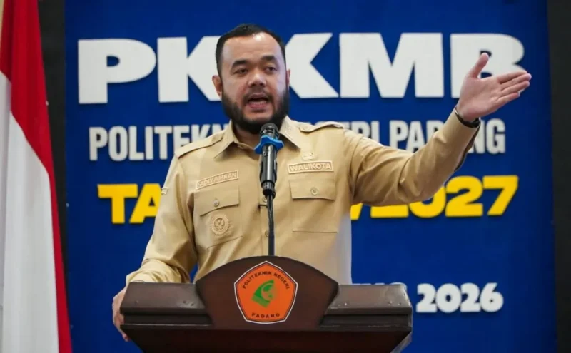 Wali Kota Padang Fadly Amran membuka PKKMB PNP Tahun Akademik 2026/2027 di Gedung PKM PNP, Selasa (18/8/2026). (Foto: Pemko Padang)