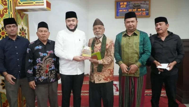 Wali Kota Padang Fadly Amran saat menghadiri Tabligh Akbar dalam rangka memperingati Maulid Nabi Muhammad SAW di Masjid Istiqlal Binuang, Kelurahan Binuang Kampung Dalam, Kecamatan Pauh, Jumat (28/8/2026). (Foto: Pemko Padang)