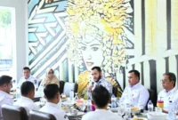Wali Kota Padang Fadly Amran memimpin rapat internal bersama jajaran OPD terkait dan camat se-Kota Padang di Rumah Makan Sederhana, Rabu (26/8/2026). (Foto: Pemko Padang)