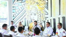 Wali Kota Padang Fadly Amran memimpin rapat internal bersama jajaran OPD terkait dan camat se-Kota Padang di Rumah Makan Sederhana, Rabu (26/8/2026). (Foto: Pemko Padang)
