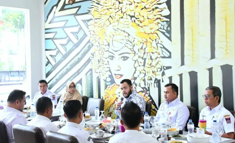 Wali Kota Padang Fadly Amran memimpin rapat internal bersama jajaran OPD terkait dan camat se-Kota Padang di Rumah Makan Sederhana, Rabu (26/8/2026). (Foto: Pemko Padang)