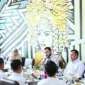 Wali Kota Padang Fadly Amran memimpin rapat internal bersama jajaran OPD terkait dan camat se-Kota Padang di Rumah Makan Sederhana, Rabu (26/8/2026). (Foto: Pemko Padang)