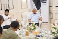 Wali Kota Padang Fadly Amran saat menerima kunjungan Wakil Ketua Komisi VI DPR RI Andre Rosiade di Kediaman Resmi Wali Kota, Jumat (21/8/2026). (Foto: Pemko Padang)