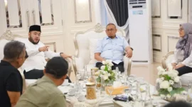 Wali Kota Padang Fadly Amran saat menerima kunjungan Wakil Ketua Komisi VI DPR RI Andre Rosiade di Kediaman Resmi Wali Kota, Jumat (21/8/2026). (Foto: Pemko Padang)