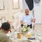 Wali Kota Padang Fadly Amran saat menerima kunjungan Wakil Ketua Komisi VI DPR RI Andre Rosiade di Kediaman Resmi Wali Kota, Jumat (21/8/2026). (Foto: Pemko Padang)