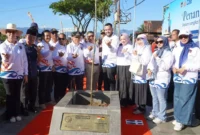 Wali Kota Padang Fadly Amran bersama Wali Kota Hildesheim Ingo Meyer melakukan penanaman pohon di Batang Arau, Jumat (7/8/2026). (Foto: Pemko Padang)