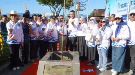 Wali Kota Padang Fadly Amran bersama Wali Kota Hildesheim Ingo Meyer melakukan penanaman pohon di Batang Arau, Jumat (7/8/2026). (Foto: Pemko Padang)