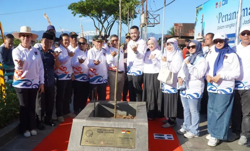 Wali Kota Padang Fadly Amran bersama Wali Kota Hildesheim Ingo Meyer melakukan penanaman pohon di Batang Arau, Jumat (7/8/2026). (Foto: Pemko Padang)