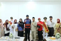 Wali Kota Padang, Fadly Amran menerima audiensi orang tua atlet  di Kediaman Resmi Wali Kota Padang, Senin (17/8/2026). (Foto: Pemko Padang)
