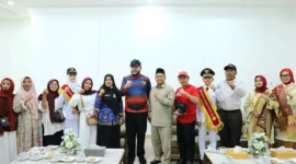 Wali Kota Padang, Fadly Amran menerima audiensi orang tua atlet  di Kediaman Resmi Wali Kota Padang, Senin (17/8/2026). (Foto: Pemko Padang)