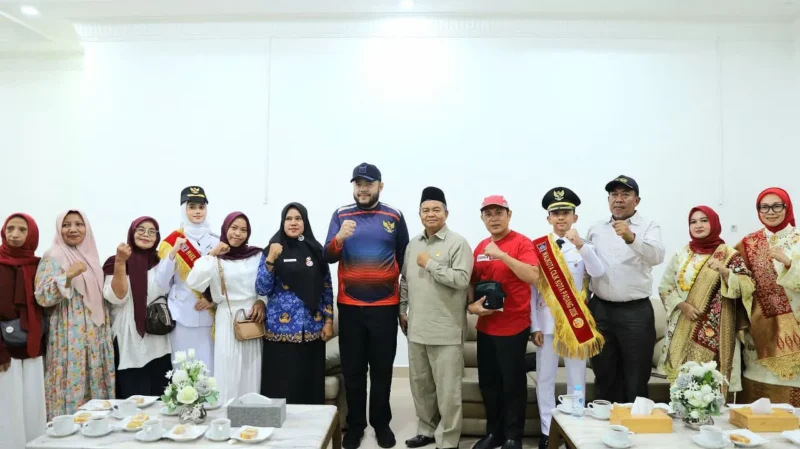 Wali Kota Padang, Fadly Amran menerima audiensi orang tua atlet  di Kediaman Resmi Wali Kota Padang, Senin (17/8/2026). (Foto: Pemko Padang)