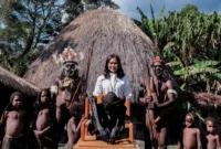 Wamenpar Ni Luh Puspa melihat mumi yang berusia lebih dari 300 tahun di Desa Wisata Aikima, Kabupaten Jayawijaya, Kamis (6/8/2026). (Foto: Kemenpar)