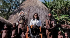 Wamenpar Ni Luh Puspa melihat mumi yang berusia lebih dari 300 tahun di Desa Wisata Aikima, Kabupaten Jayawijaya, Kamis (6/8/2026). (Foto: Kemenpar)