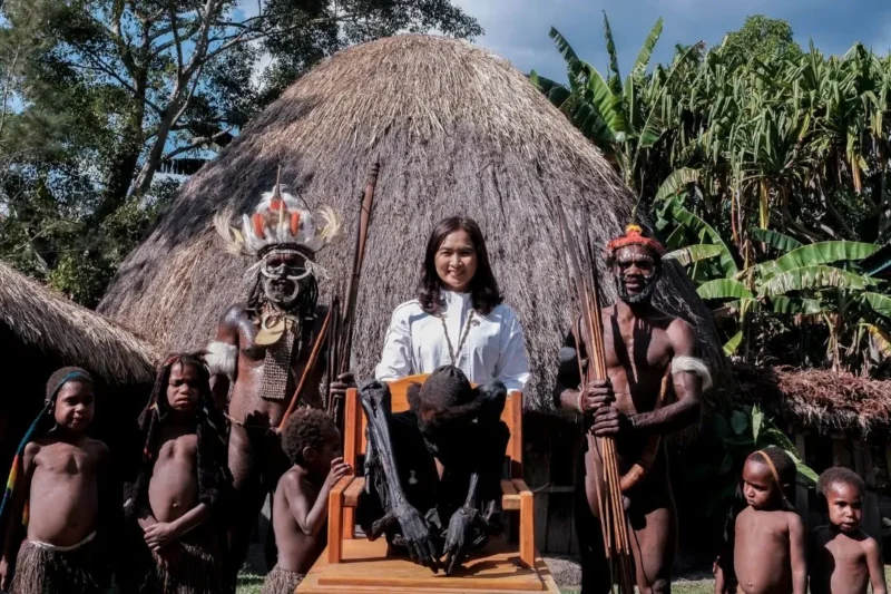 Wamenpar Ni Luh Puspa melihat mumi yang berusia lebih dari 300 tahun di Desa Wisata Aikima, Kabupaten Jayawijaya, Kamis (6/8/2026). (Foto: Kemenpar)