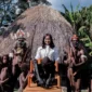 Wamenpar Ni Luh Puspa melihat mumi yang berusia lebih dari 300 tahun di Desa Wisata Aikima, Kabupaten Jayawijaya, Kamis (6/8/2026). (Foto: Kemenpar)