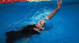 Ilustrasi wanita berenang. (Foto: Pexels)