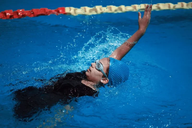 Ilustrasi wanita berenang. (Foto: Pexels)