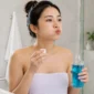 Ilustrasi wanita menggunakan obat kumur. (Foto: AI Generate)