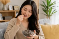 Ilustrasi wanita makan kuaci. (Foto: AI Generate)
