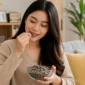 Ilustrasi wanita makan kuaci. (Foto: AI Generate)
