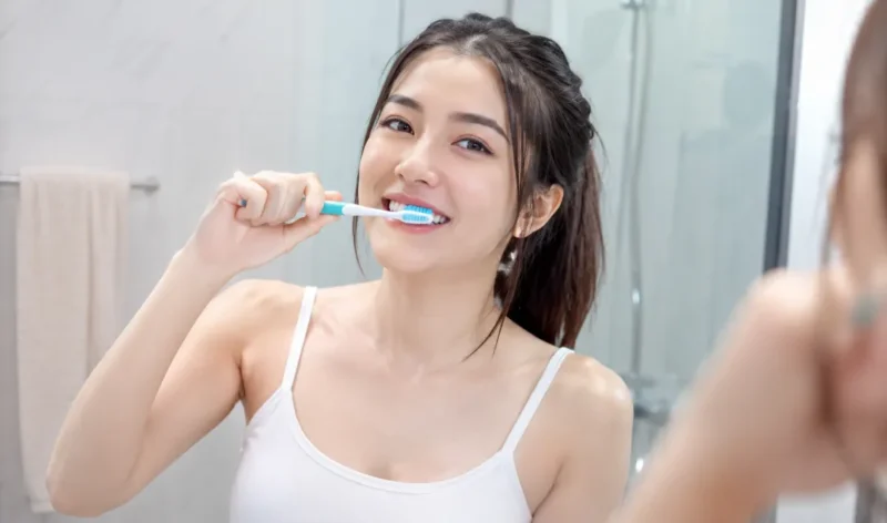 Ilustrasi wanita menggosok gigi. (Foto: AI Generate)