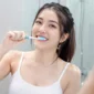 Ilustrasi wanita menggosok gigi. (Foto: AI Generate)