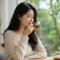 Ilustrasi wanita minum teh. (Foto: AI Generate)
