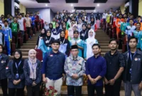 Wakil Wali Kota Padang Maigus Nasir memberikan pembekalan kepada 100 Ketua OSIS dan MPK di Studio Hasnawi Karim, Asrama Haji Embarkasi Padang, Kamis (13/8/2026). (Foto: Pemko Padang)