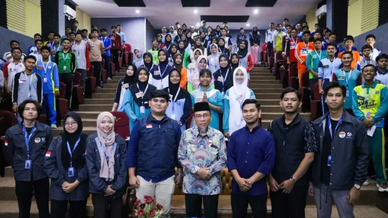 Wakil Wali Kota Padang Maigus Nasir memberikan pembekalan kepada 100 Ketua OSIS dan MPK di Studio Hasnawi Karim, Asrama Haji Embarkasi Padang, Kamis (13/8/2026). (Foto: Pemko Padang)