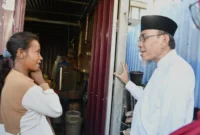 Wakil Wali Kota Padang Maigus Nasir membesuk warga yang terbaring sakit di kediamannya Jalan Veteran Nomor 6 A, Padang, Jumat (7/8/2026). (Foto: Pemko Padang)