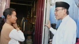 Wakil Wali Kota Padang Maigus Nasir membesuk warga yang terbaring sakit di kediamannya Jalan Veteran Nomor 6 A, Padang, Jumat (7/8/2026). (Foto: Pemko Padang)