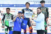 Wali Kota Padang Fadly Amran menyerahkan trofi kepada para juara kelas Grand Final Expert. (Foto: Pemko Padang)