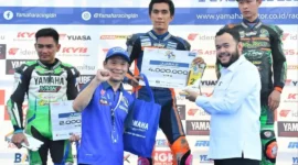 Wali Kota Padang Fadly Amran menyerahkan trofi kepada para juara kelas Grand Final Expert. (Foto: Pemko Padang)