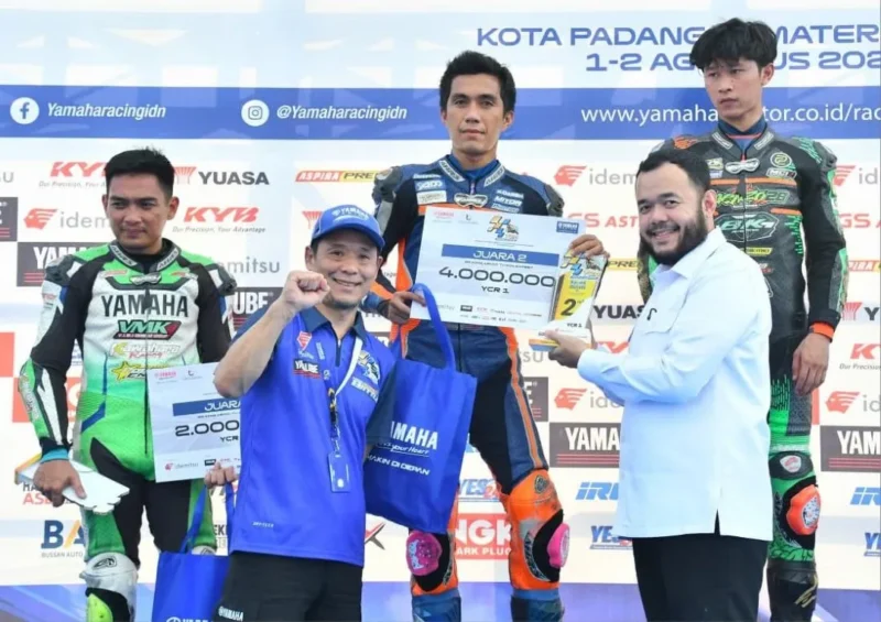 Wali Kota Padang Fadly Amran menyerahkan trofi kepada para juara kelas Grand Final Expert. (Foto: Pemko Padang)