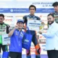 Wali Kota Padang Fadly Amran menyerahkan trofi kepada para juara kelas Grand Final Expert. (Foto: Pemko Padang)