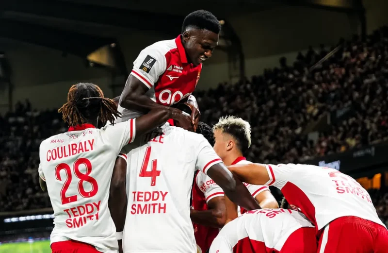 Pemain AS Monaco melakukan selebrasi usai membobol gawang PSG di Parc des Princes, Sabtu (5/9/2026) dini hari WIB. (Foto: IG @asmonaco)