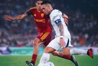 Pemain AS Roma dan Inter Milan saling berebut bola. (Foto: IG @inter)