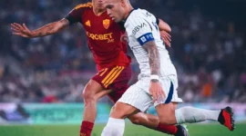 Pemain AS Roma dan Inter Milan saling berebut bola. (Foto: IG @inter)