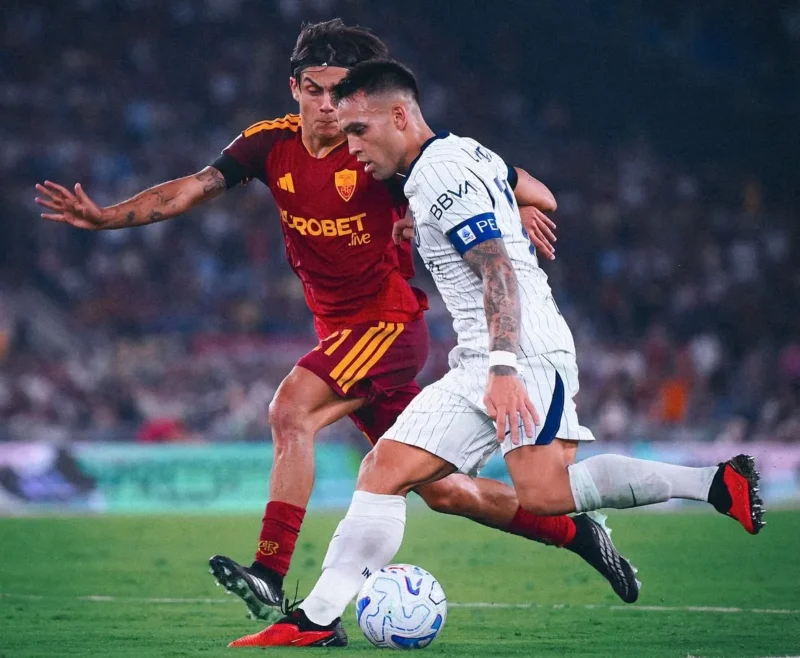 Pemain AS Roma dan Inter Milan saling berebut bola. (Foto: IG @inter)
