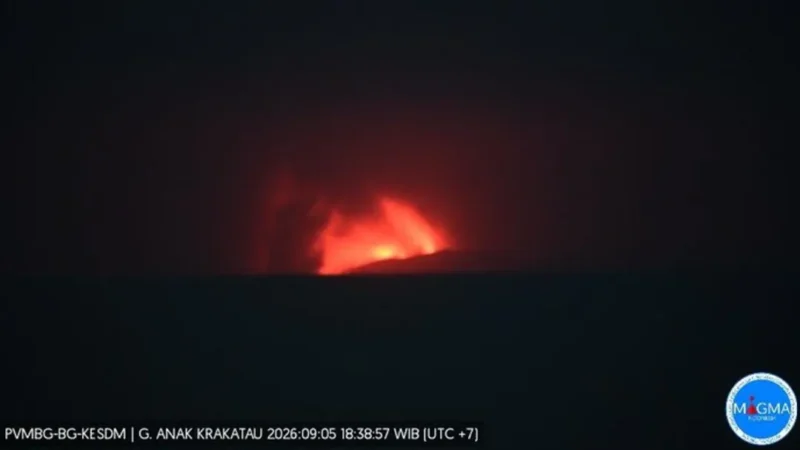 Gunung Anak Krakatau erupsi. (Foto: Dok. Situs Magma Kementerian ESDM)