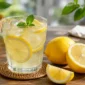 Ilustrasi air lemon. (Foto: AI Generated)