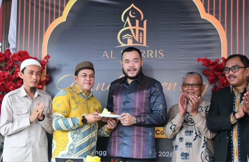 Wali Kota Padang, Fadly Amran meresmikan Al Harris Umrah, Oleh-oleh Umrah & Coffee, Minggu (27/9/2026). (Foto: Pemko Padang)