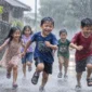 Ilustrasi anak-anak berlarian di tengah hujan lebat. (Foto: AI Generated)
