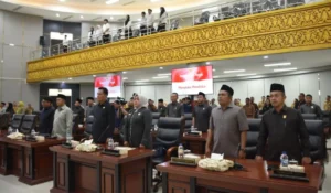 Anggota DPRD Padang mengikuti Rapat Paripurna