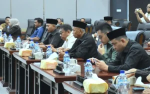 Anggota DPRD Padang mengikuti rapat paripurna