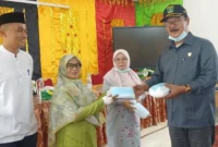 Anggota DPRD Sumbar Daswippetra Dt Mjj Alam saat membagikan masker. (Foto: Ist)