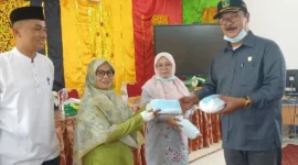 Anggota DPRD Sumbar Daswippetra Dt Mjj Alam saat membagikan masker. (Foto: Ist)